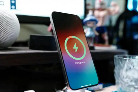 增城苹果15换屏服务分享用什么充电器给iPhone15充电更好 